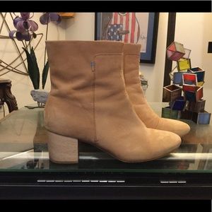 TOMS EVIE HONEY NUBUCK ANKLE BOOTIES 9.5